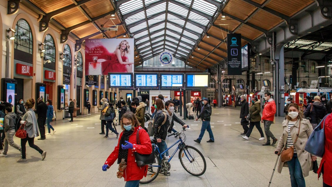 Ni normalidad ni paralización: Francia salió de la reclusión y entró en el limbo