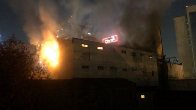 Incendio obligó a evacuar a 43 personas en edificio de Santiago