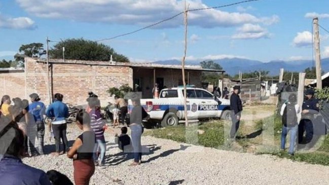 Mujer fue detenida por entregar sexualmente a sus hijos si perdía en las cartas