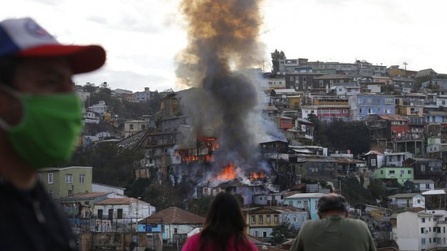 Incendio en el cerro Santo Domingo de Valparaíso destruyó ocho viviendas
