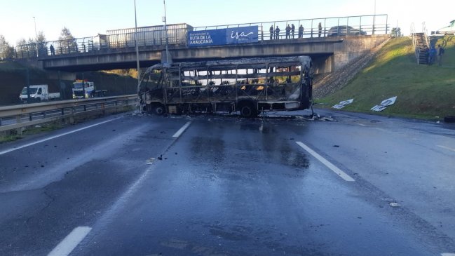 Investigan quema de camiones y microbús en ruta que une Ercilla y Victoria