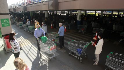 Larga fila en supermercado tras anuncio de cuarentena total en el Gran Santiago