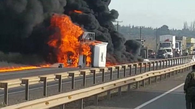 Camión con materia prima para plumavit ardió tras volcar en Los Ángeles