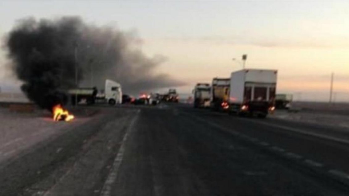 María Elena: Vecinos cortaron la Ruta B-24 exigiendo cuarentena