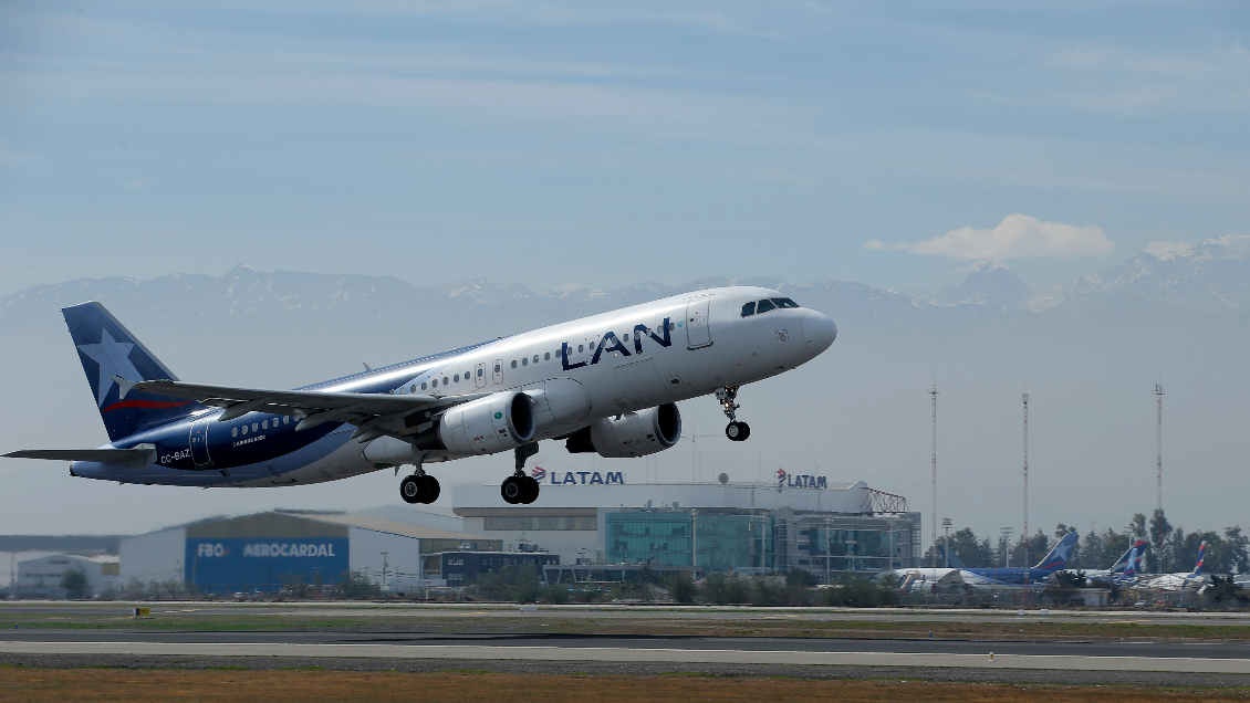 Aerolínea Latam oficializó el despido de más de mil trabajadores