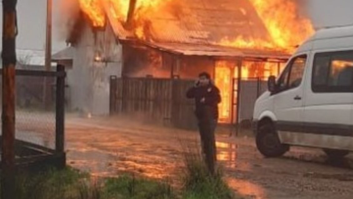 Un fallecido y dos lesionados dejó incendio de vivienda en Puerto Aysén