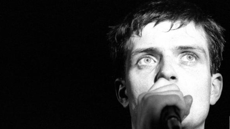 Peter Hook subió a Youtube concierto tributo a Ian Curtis