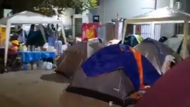 Casi 400 venezolanos sin techo cumplen más de dos semanas acampando frente a la embajada en Chile