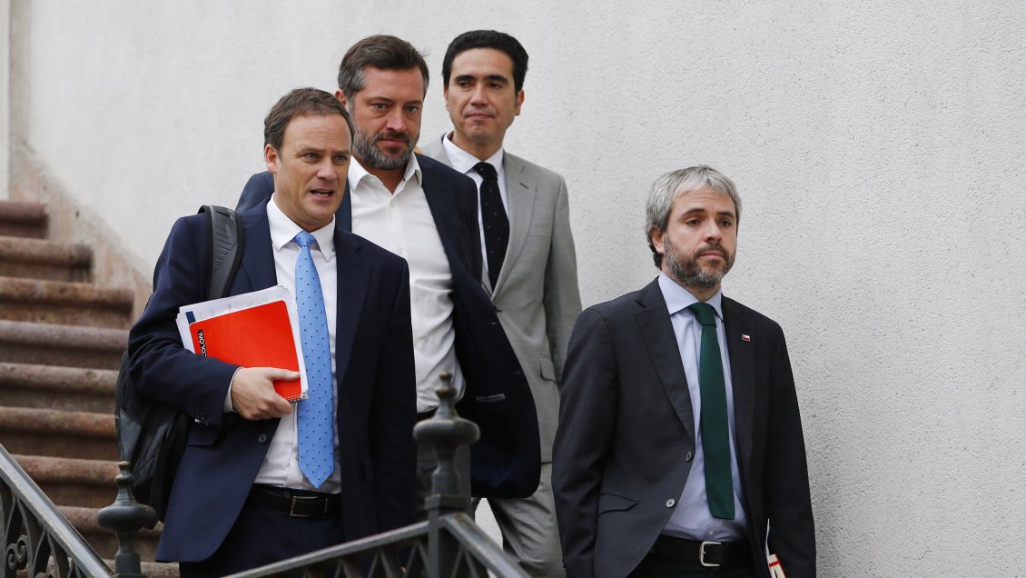 Ministros Blumel y Sichel en cuarentena preventiva tras brote de Covid-19 en el Congreso