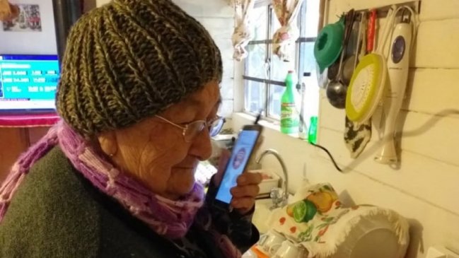 Ñuble: Facilitan celulares con botón de pánico a 265 adultos mayores para asistencia remota