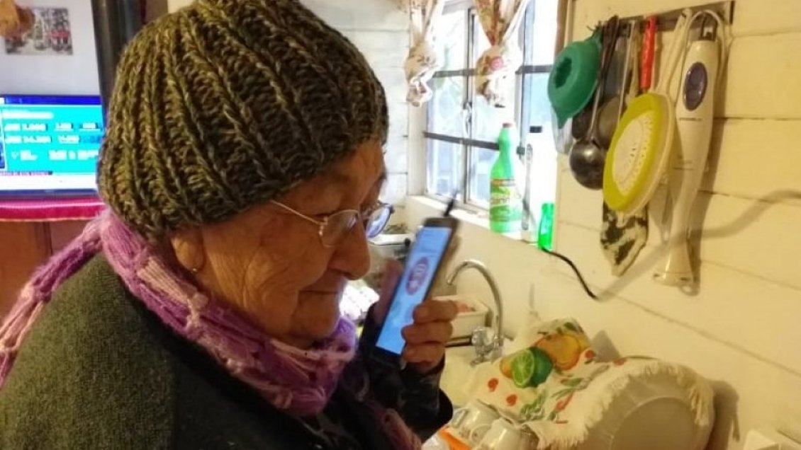 Ñuble: Facilitan celulares con botón de pánico a 265 adultos mayores para asistencia remota