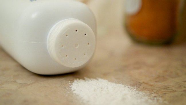 Famosa empresa deja de vender talco para bebés tras acusaciones que lo ligan al cáncer