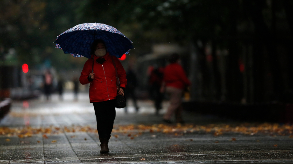 Sistema frontal provoca cortes de luz en varias comunas de Santiago