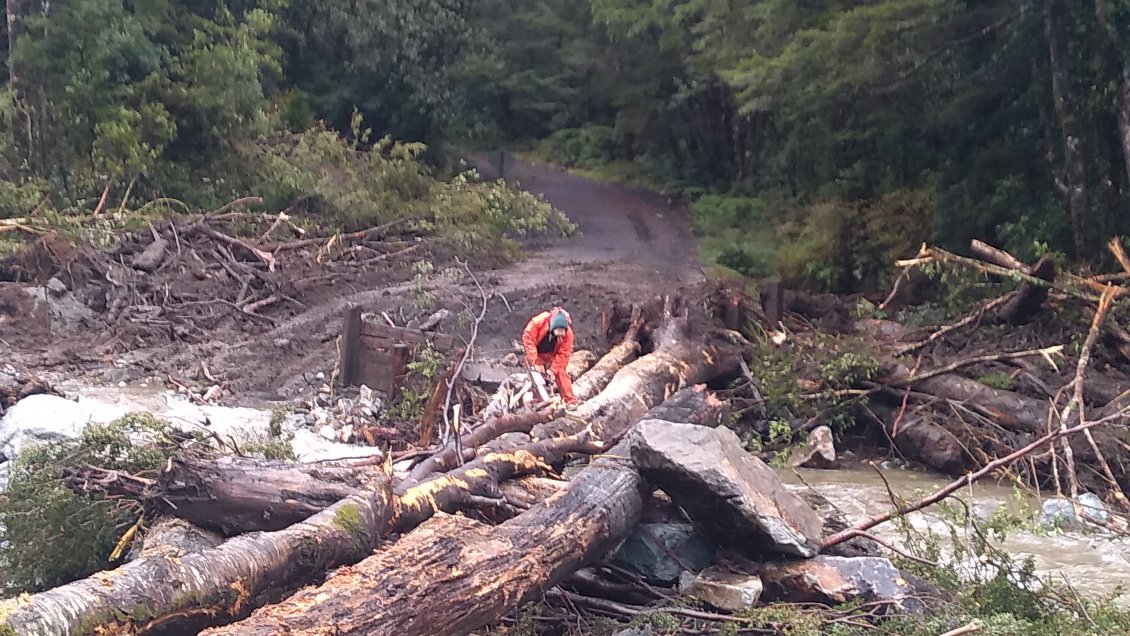 Trabajan para reponer rutas dañadas tras intensas lluvias en la Región de Los Lagos