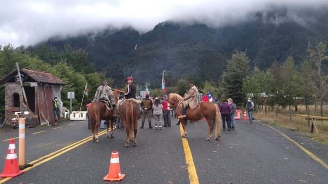 Vecinos de Coñaripe hacen cordón sanitario a caballo para evitar ingreso de turistas