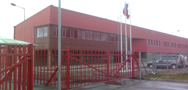 Siete reclusos trasladados de Santiago a Puerto Montt dieron positivo a Covid-19