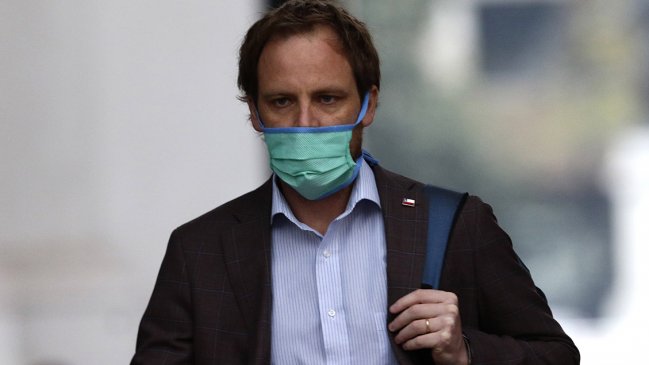 Gobierno advierte que tomará control de clínicas si no aumentan camas críticas