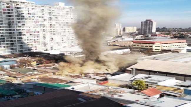 Bomberos combatió incendio estructural en el centro de Santiago