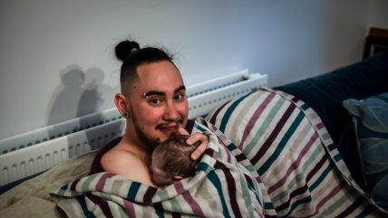 Hombre trans compartió fotos de su parto para inspirar al mundo