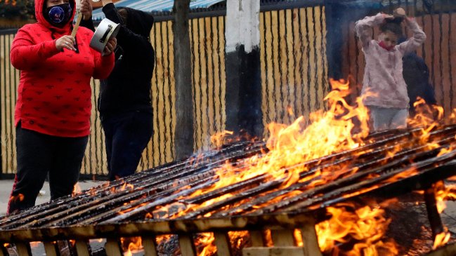 Continúan las protestas en la zona sur de Santiago por falta de ayuda