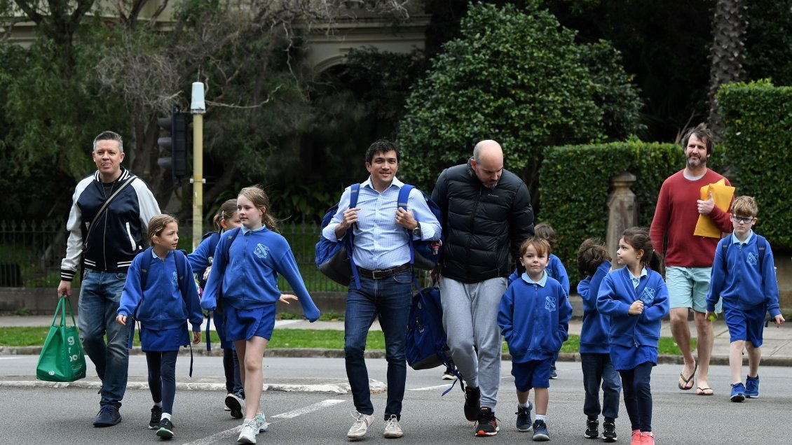 Miles de estudiantes regresan a las aulas en Australia tras cuarentena