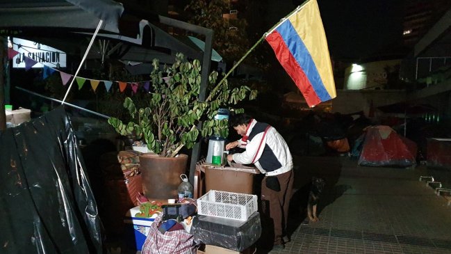 Cientos de colombianos y peruanos cumplen casi tres semanas acampando afuera de sus consulados