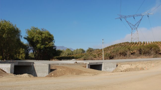 Autoridades inspeccionan avance de obras de pavimentación en rutas de Malloa