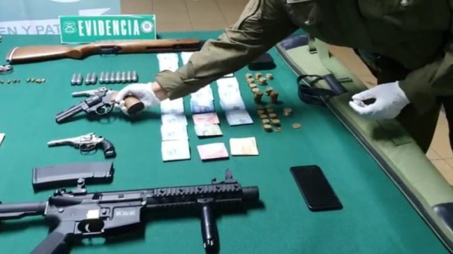 Formalizan en Arica a menor de edad que mantenía en su casa armas de fuego y prendas policiales