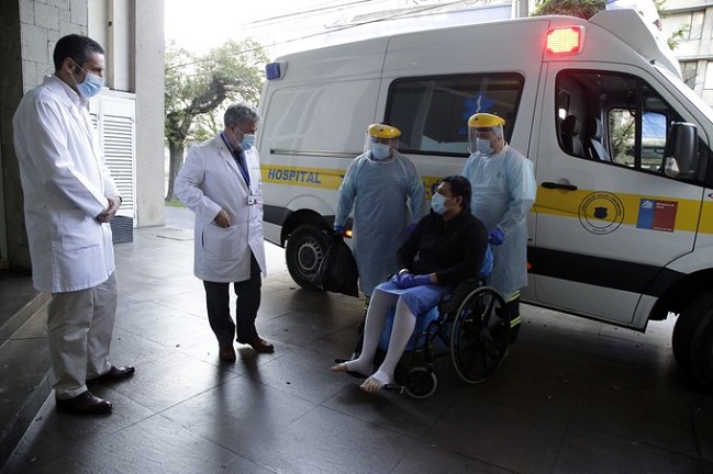 Dan de alta a primer paciente Covid-19 derivado desde Santiago hasta Concepción en estado crítico