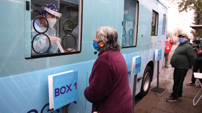 Adaptan un bus eléctrico como laboratorio móvil para tomar test PCR