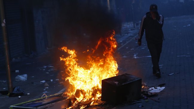 Gobierno anunció querellas tras jornada de saqueos en Santiago