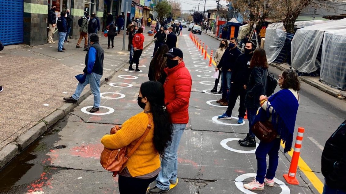 Implementan demarcación de calzadas para mantener distancia física en el centro de Chillán