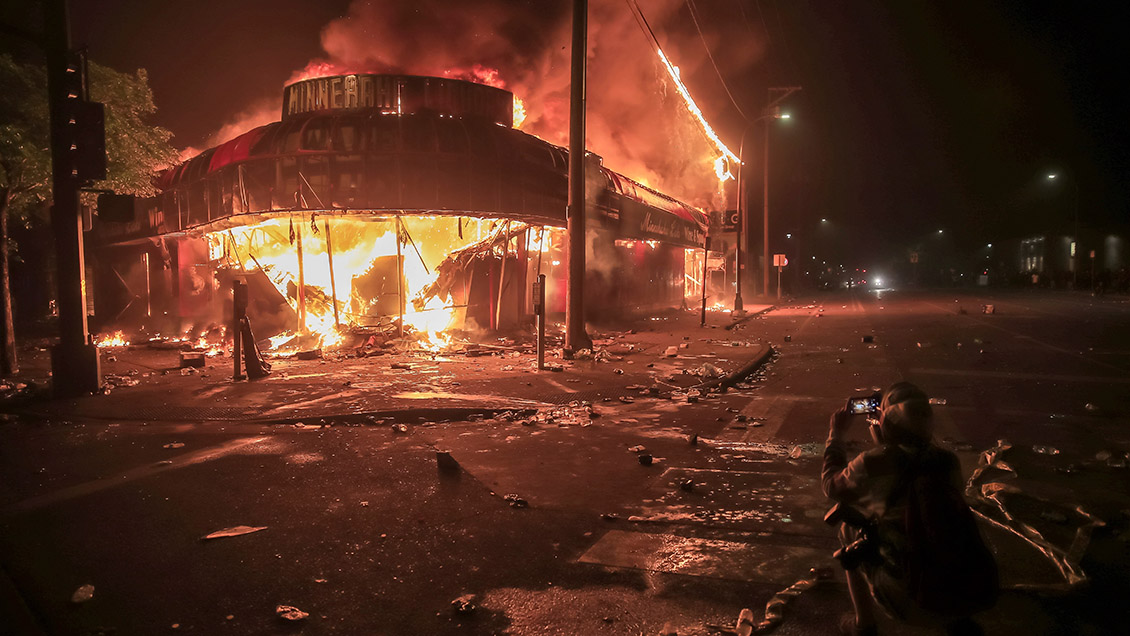 Prenden fuego a estación de Policía en otra noche de protestas en Minneapolis