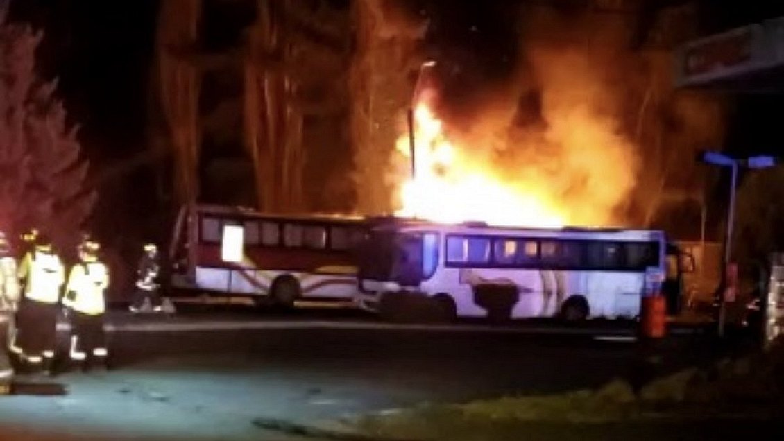 Osorno: Hombre en situación de calle es acusado de incendiar dos buses