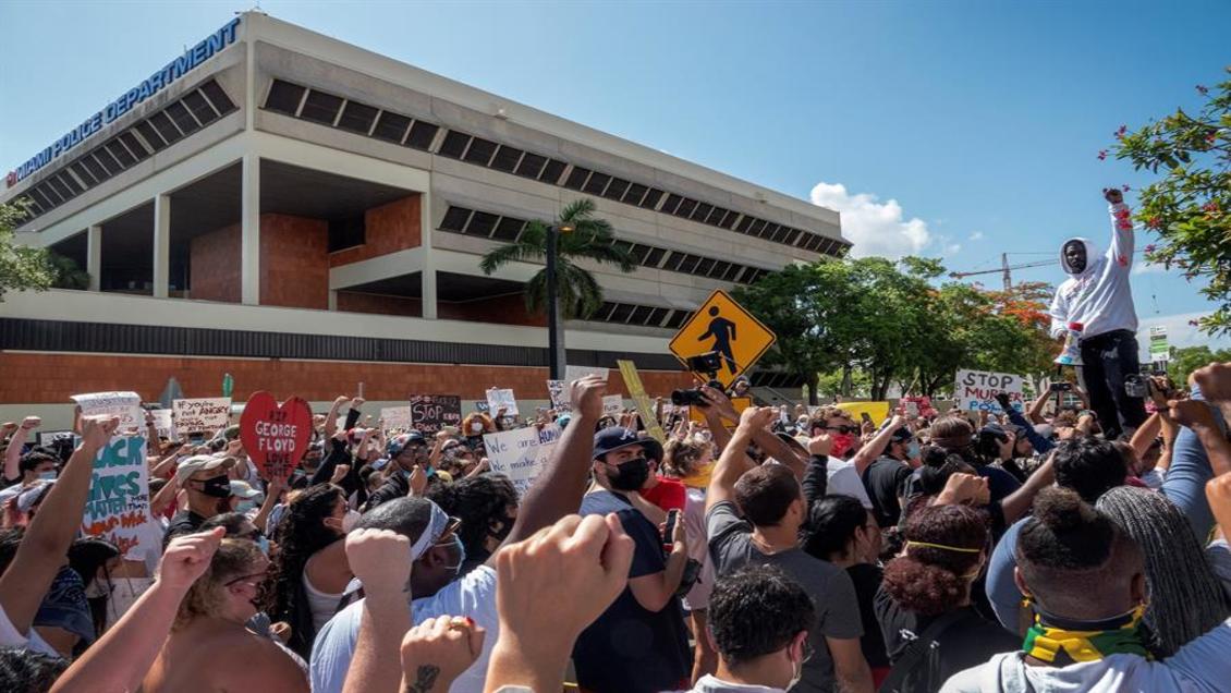 Cerca de dos mil personas protestaron en el centro de Miami por la muerte de George Floyd
