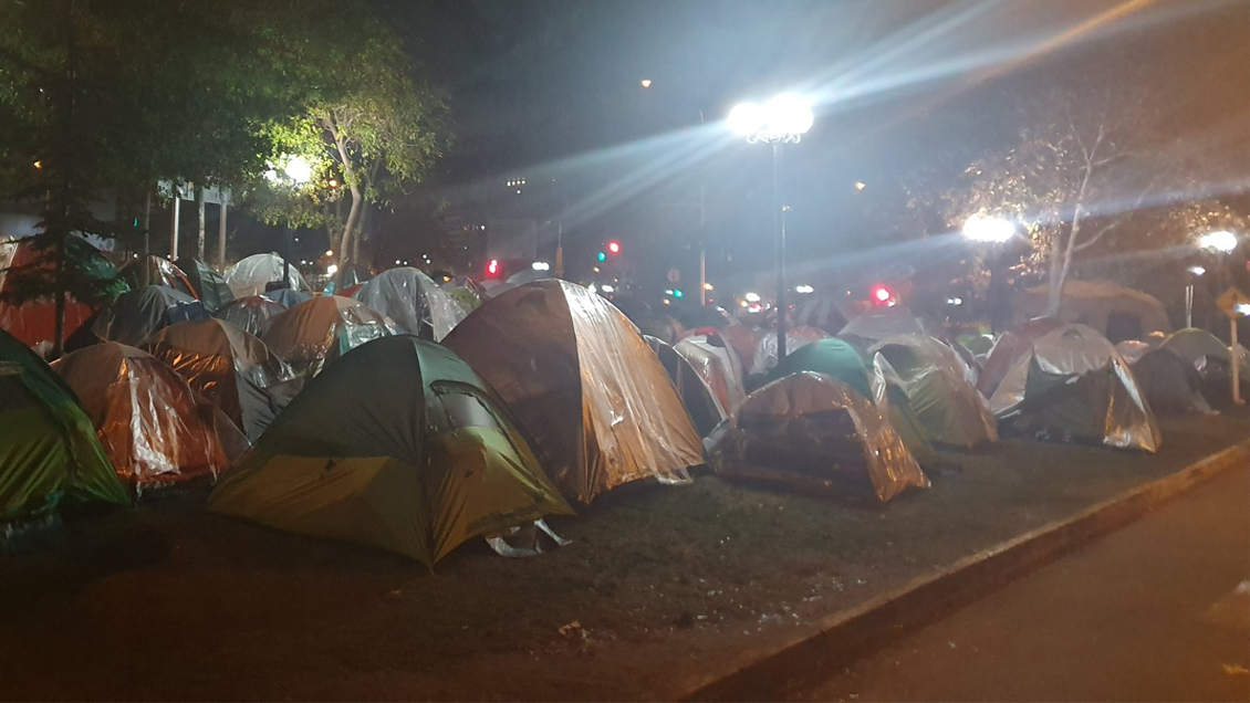 Al menos 200 bolivianos siguen acampando frente al consulado a la espera de su repatriación