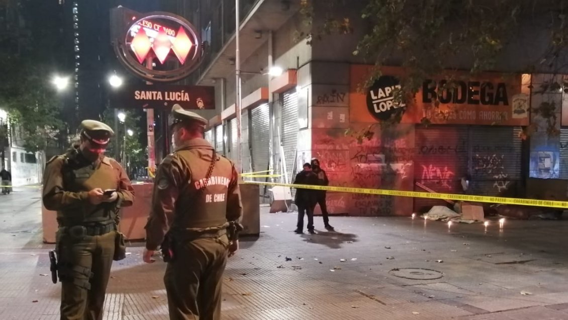 Hombre en situación en calle murió afuera del Metro Santa Lucía
