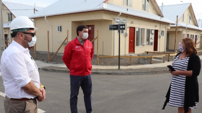 Bajo estrictas medidas sanitarias, Seremi entregó sus casas nueves a 88 familias de Quillón