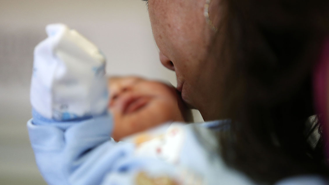 Ordenan indemnizar a familias que sufrieron el intercambio de sus bebés y lo supieron 24 años después