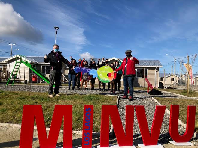 Casi 400 familias recibieron sus casas en Puerto Montt en ceremonia con distanciamiento social