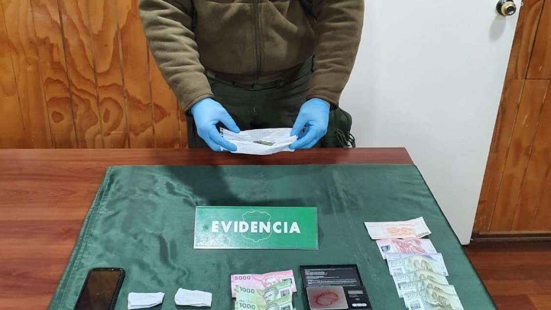 Detienen a dos sujetos acusados de vender marihuana por 