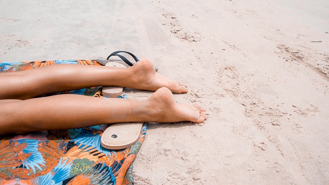 Confundieron a persona desnuda que tomaba sol con un cadáver en Inglaterra