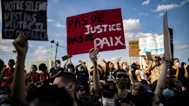 Protesta en París contra la violencia policial deja decenas de detenidos