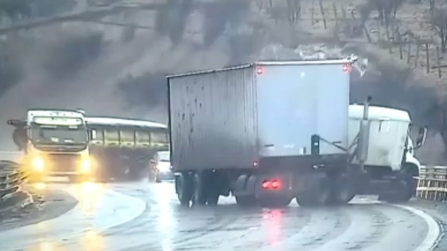 Doble accidente de camiones dejó una persona fallecida en Cuesta El Manzano