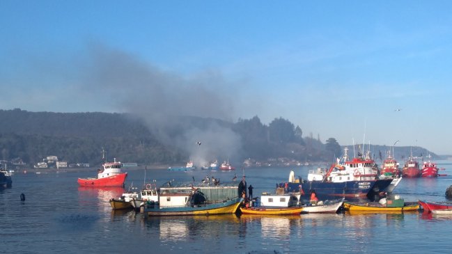 Embarcación de 48 toneladas se incendió en el puerto de Anahuac de Puerto Montt