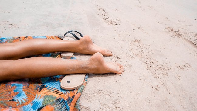 Confundieron a persona desnuda que tomaba sol con un cadáver en Inglaterra