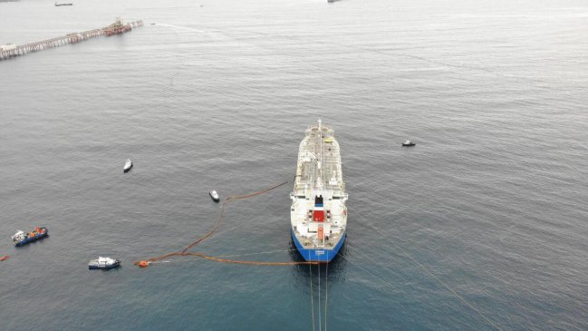 Armada activó operativo ante rastros oleosos en la bahía de Quintero