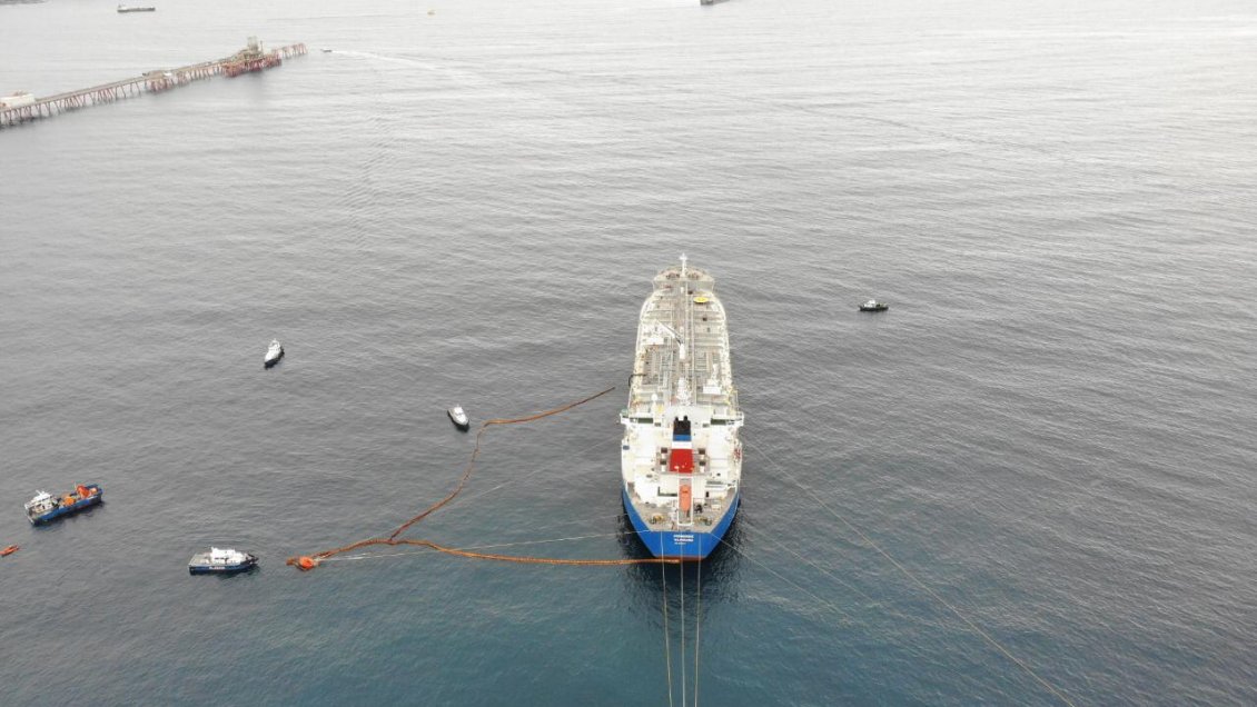 Armada activó operativo ante rastros oleosos en la bahía de Quintero