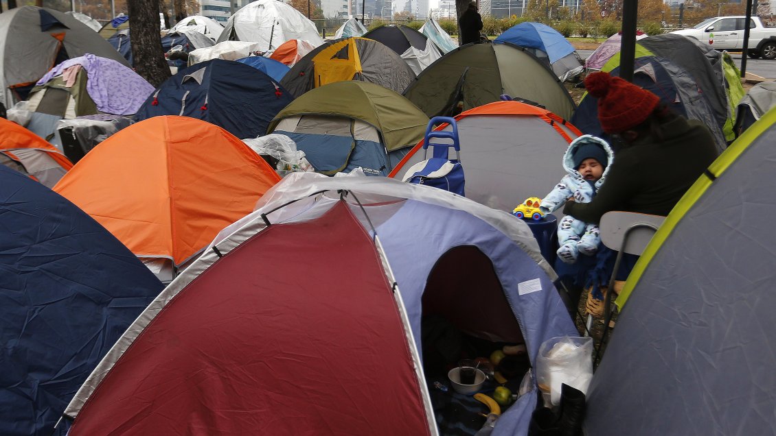 Grupos de migrantes volvieron a pernoctar en carpas frente a sus consulados