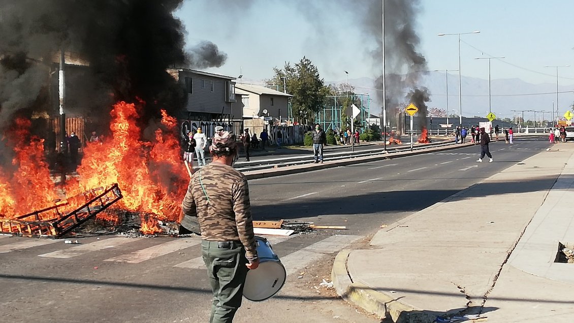 Vecinos de La Pintana realizan protesta y acusan abandono del Gobierno y el municipio